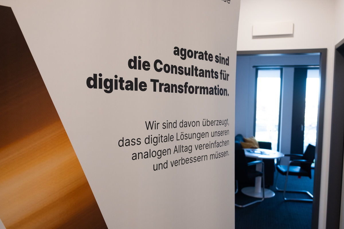 Rollup mit dem Text agorate sind die Consultants für die digitale Transformation